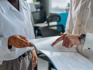 Detalle Personas Con Informe En Las Manos