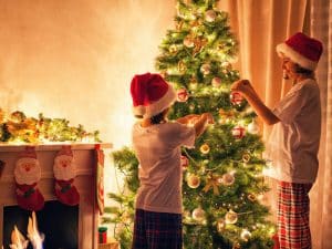 NOTICIA Family Decorating Christmas Tree