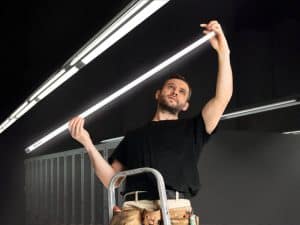 NOTICIA Electrician Installs Ldv Led Tube In A Luminaire