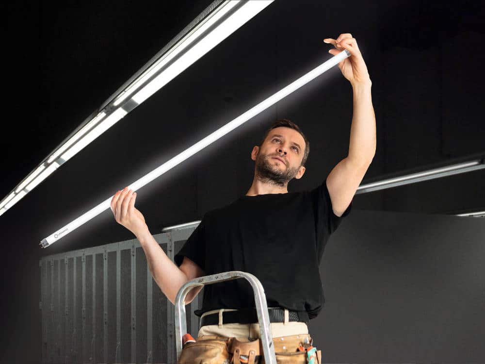 NOTICIA Electrician Installs Ldv Led Tube In A Luminaire